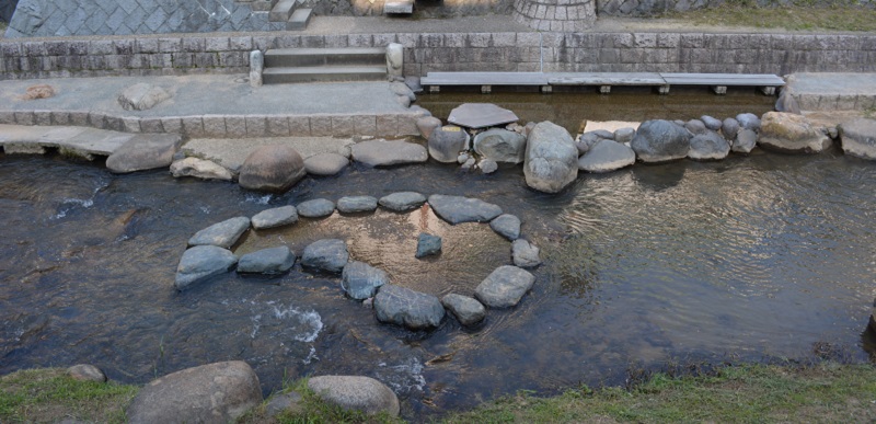 玉造温泉の玉湯川にある勾玉の形をした石