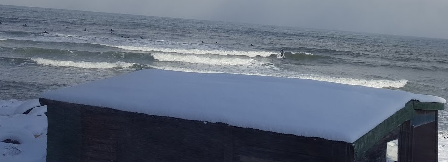 真冬の小樽でサーフィンをしている画像