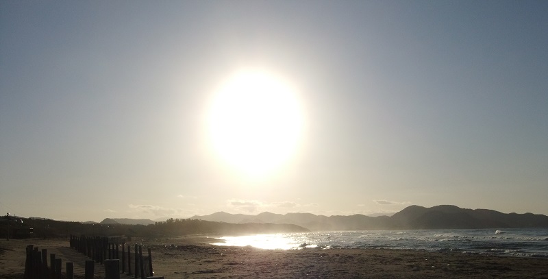 夕日ヶ浦温泉の夕日が見える浜辺