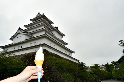 鶴ヶ城とソフトクリーム