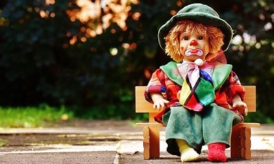 椅子に座る人形